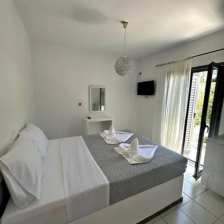Santorini Style Inn